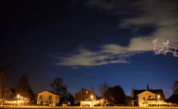 Xe tuần lộc, cây thông và ông già Noel được vẽ cực ảo bằng drone