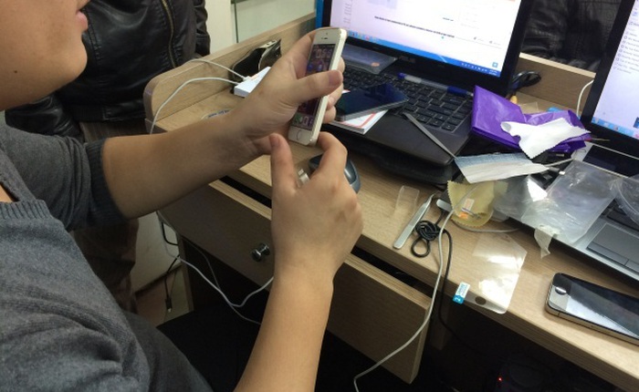 Ngày cuối năm: Tâm sự của anh thợ sửa iPhone