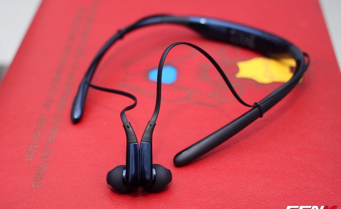 Mở hộp Level U - tai nghe không dây "vòng cổ" của Samsung