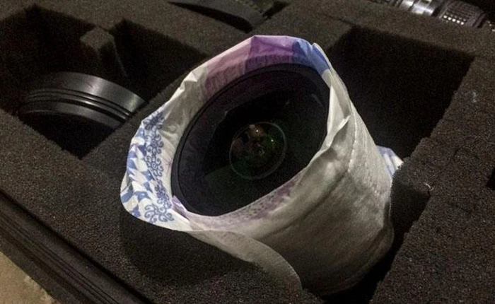 Cứu cánh cho ống kính máy ảnh trong mùa nồm ẩm ướt bằng... băng vệ sinh