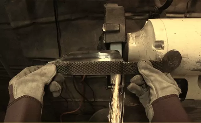 Một ngày của thợ làm dao diễn ra như thế nào