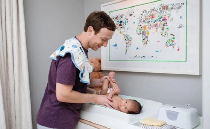 Mark Zuckerberg thay tã cho con gây "sốt" cộng đồng mạng với 240.000 like sau 1 giờ