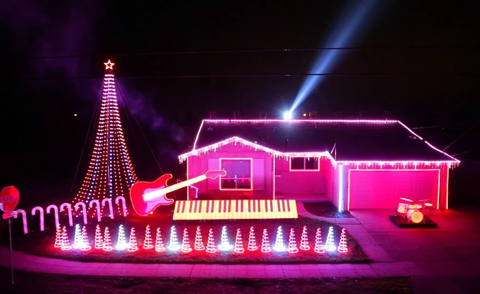 [Video] Trình diễn ánh sáng đêm Giáng sinh trên nền nhạc Star Wars