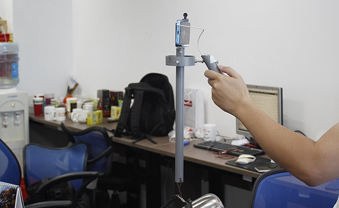 Tự chế đồ chơi giúp chống rung cho camera điện thoại bằng... ống nước