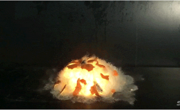 [Video] Cảnh quay chậm quả cam nổ tung như một siêu tân tinh