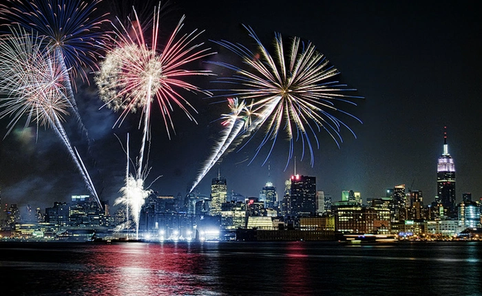 Xem pháo hoa "không đụng hàng" qua góc nhìn từ Flycam