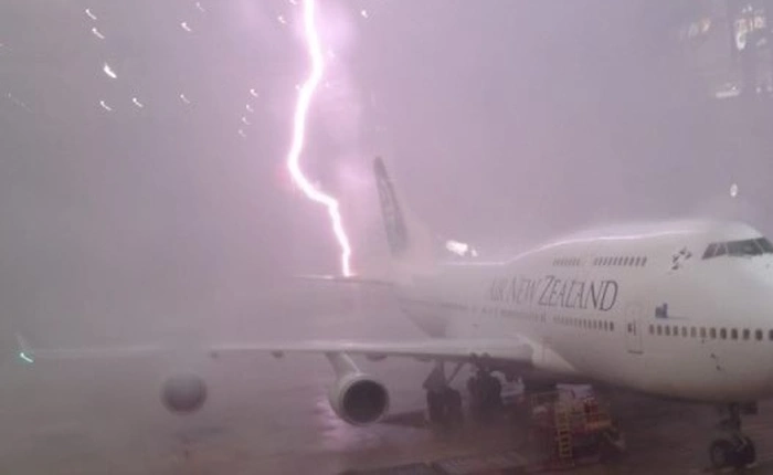 Khoảnh khắc sét đánh trúng đuôi máy bay khiến người xem thót tim