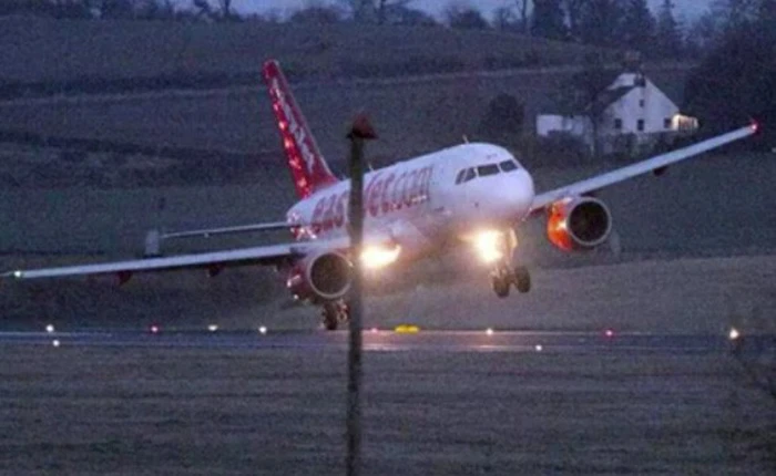 Xem máy bay Boeing 777 hạ cánh trong cơn bão cấp 12 như thế nào