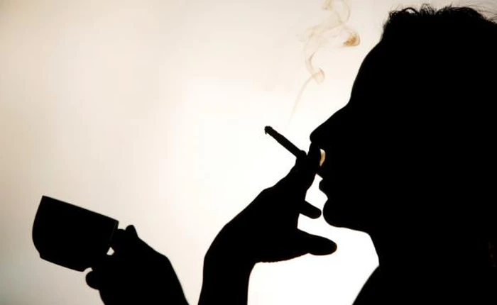 Vừa hút thuốc, vừa uống cà phê là phản khoa học và cực kỳ nhạt nhẽo