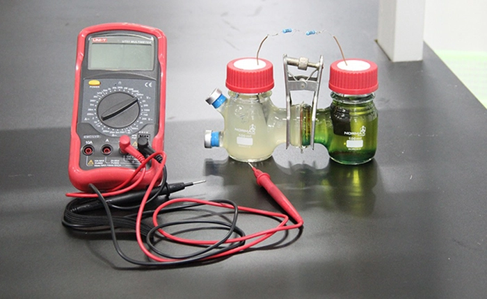 Sinh viên Trung Quốc chế tạo thiết bị sản xuất 80 giờ điện chỉ từ một thìa đường