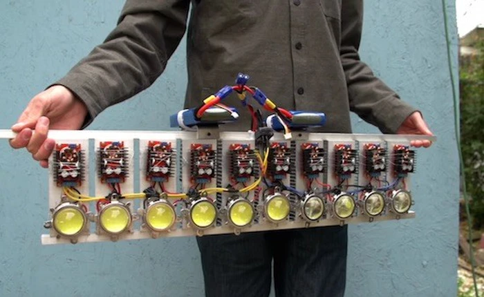 Chiếc đèn pin công suất 1000W có thể chiếu sáng cả một ngọn núi