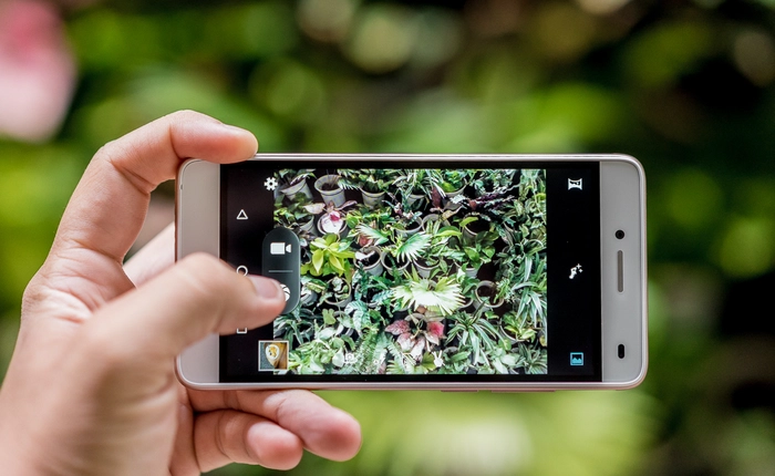 Trên tay phiên bản vàng hồng của smartphone chuyên selfie giá 2 triệu