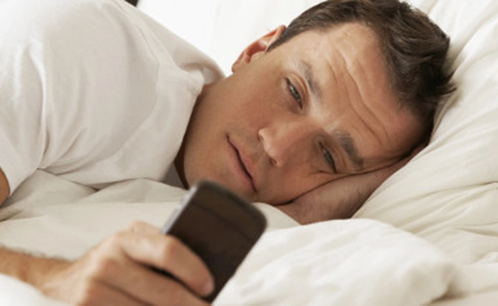 Muốn hôm nay vui vẻ, đừng kiểm tra điện thoại ngay sau khi thức giấc