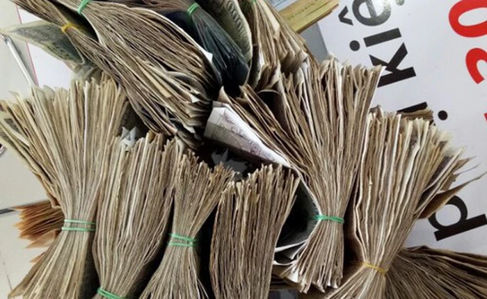 Lại có người mang hơn 5000 tờ tiền lẻ đi mua iPhone 7