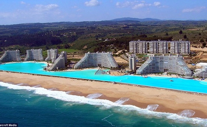 Bể bơi khổng lồ thừa chỗ lướt thuyền buồm