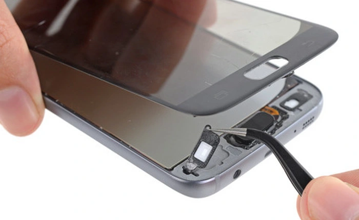 Phẫu thuật Galaxy S7: khó sửa chữa, dùng nhiều keo, thay mặt kính hay cổng USB là xác định hỏng màn hình