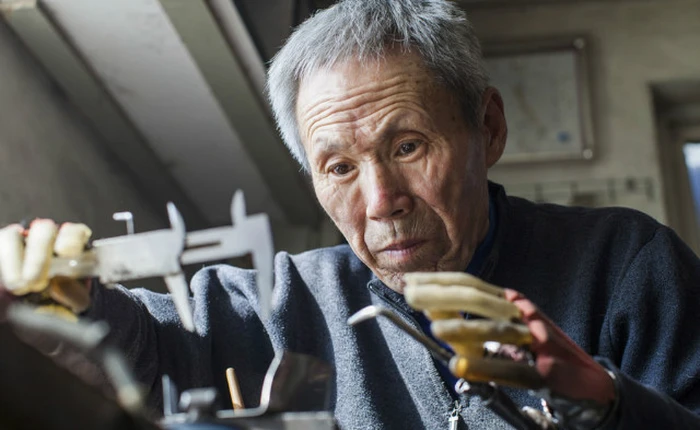 Tai nạn mất cả 2 tay, phải dùng tay sắt nhưng người đàn ông 63 tuổi này vẫn làm tất cả phải nể phục