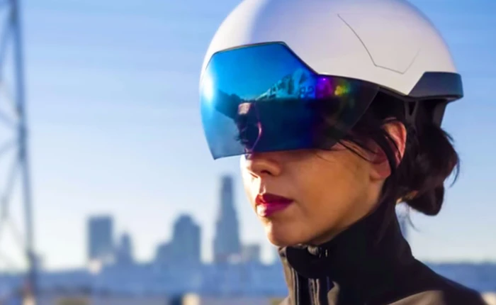 Mũ bảo hiểm thông minh biến công nhân thành... siêu nhân