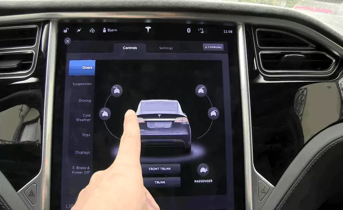 Tesla “cẩn thận” tới mức cập nhật phần mềm mới cho cửa xe của Model X