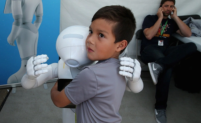 [Video] Đây là chú robot biết khi nào bạn cần 1 cái ôm