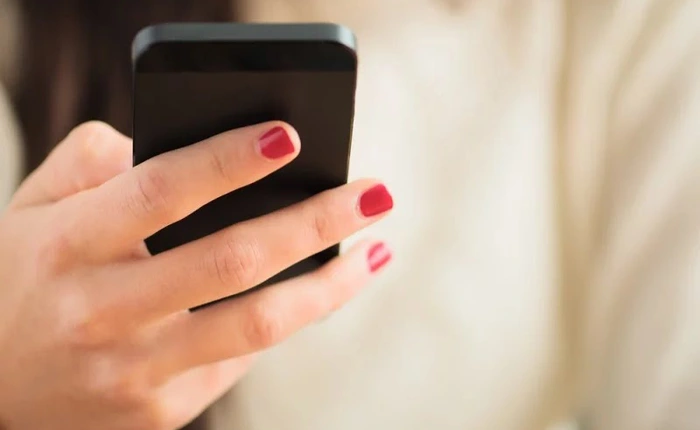 Một người phụ nữ bị trục xuất và phạt 31.000 USD vì dám xem trộm điện thoại của chồng