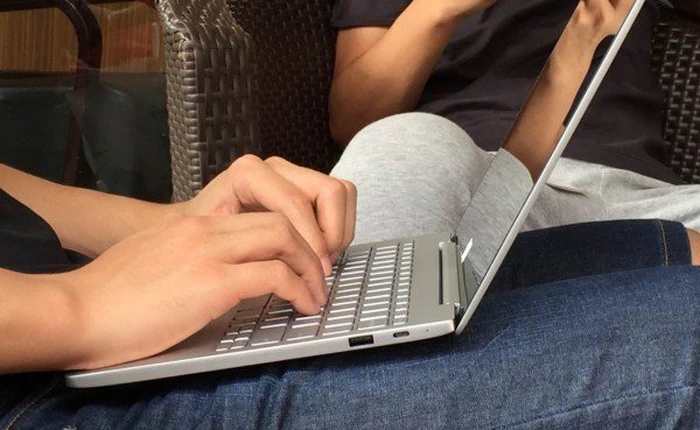Đã có ảnh chụp laptop Xiaomi Mi Book ngoài đời thực?