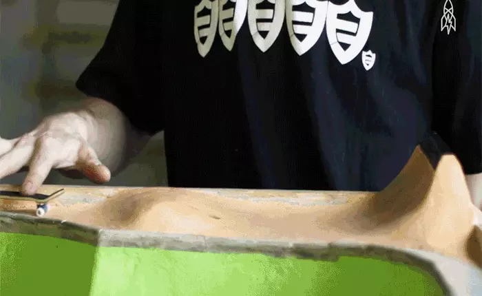 Trượt ván bằng ngón tay là môn thể thao mới đem lại cơ hội kinh doanh cho chàng trai 23 tuổi này