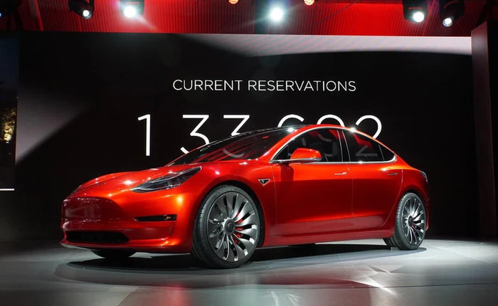 Tesla Model 3 bị đối thủ chế nhạo vì nhận được quá nhiều đơn đặt hàng