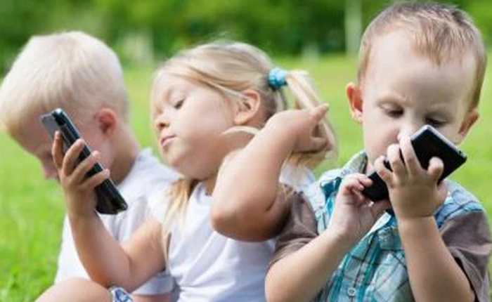 Trẻ bao nhiêu tuổi mới nên cho dùng smartphone?