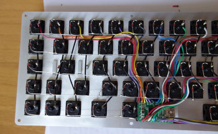 Tại sao cổng USB chỉ có 4 chân nhưng lại tạo ra được bàn phím máy tính có hàng trăm nút?