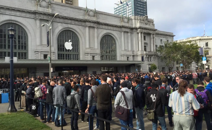 Dòng người xếp hàng dài khiến WWDC trông giống một sự kiện ra mắt iPhone?