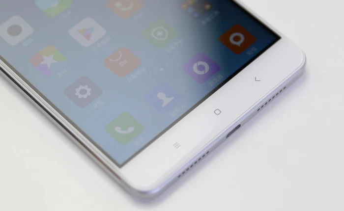 Xem Xiaomi Max đè bẹp iPhone 6s Plus và Huawei P8max nhờ thời lượng pin 14 tiếng chơi video