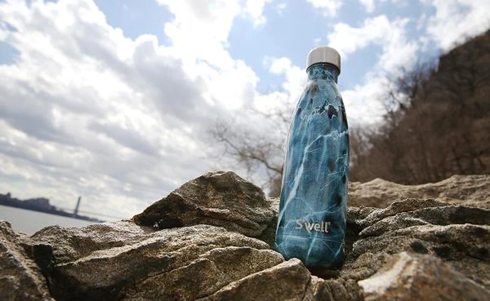 Trên tay bình nước S'well với thiết kế tuyệt đẹp, nước đá không tan sau 24 giờ chứa trong bình