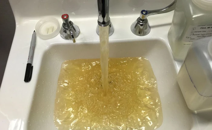 Uống hơn 3 chai nước nhiễm chì nặng mỗi tuần: IQ trẻ sẽ giảm ít nhất 3 điểm, người lớn tăng huyết áp