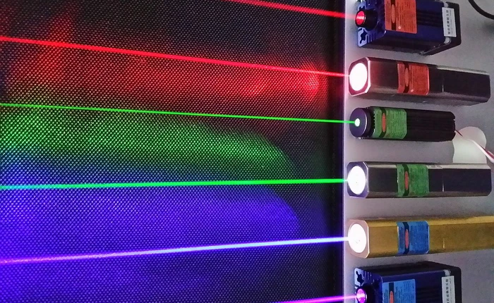 Các nhà khoa học lần đầu tiên thành công trong việc tạo ra tia laser từ nước và ánh sáng