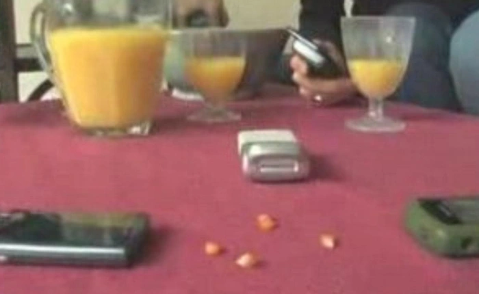 Sự thật đằng sau video sóng điện thoại làm nổ cả bỏng ngô đang làm náo loạn Facebook Việt