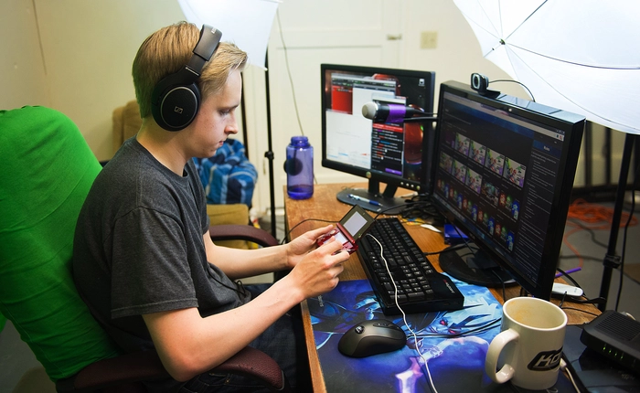 Lịch sống và thu nhập của một streamer ngồi chơi game cả ngày cho người khác xem