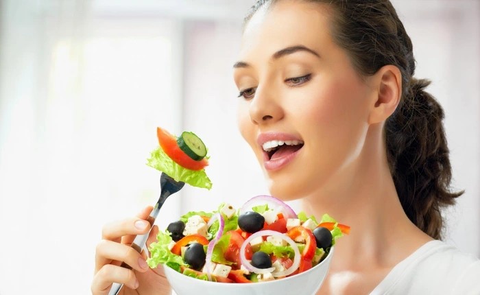 Hóa ra những người suốt ngày ăn sử dụng não nhiều hơn cả khi bạn cắm đầu làm việc