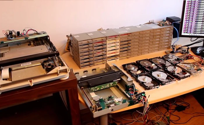 Thật khó tin dàn nhạc làm từ ổ đĩa mềm này có thể chơi nhạc hay như thế