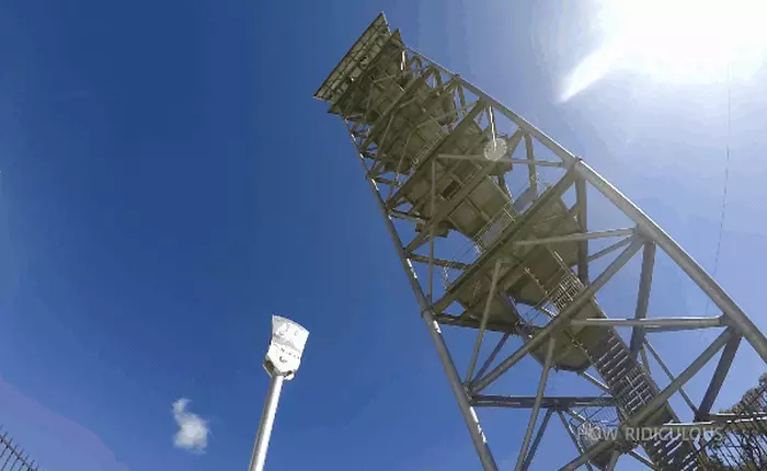 Chuyện gì xảy ra nếu bạn thả bóng bowling xuống lưỡi rìu từ độ cao 45m