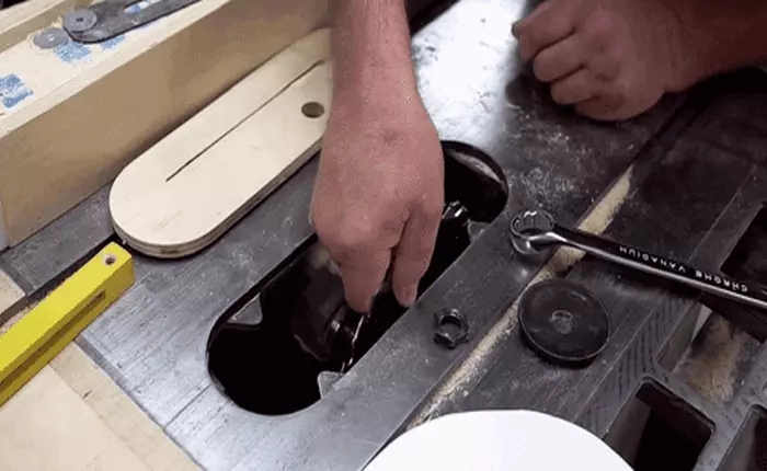 Bạn nghĩ giấy cắt được cả gỗ và nhựa không? Hãy thử xem video để tìm ra câu trả lời