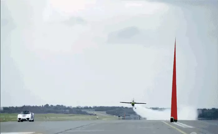 Đặt cược đi: Siêu xe Porsche vs. máy bay đua tốc độ, bên nào sẽ chiến thắng?