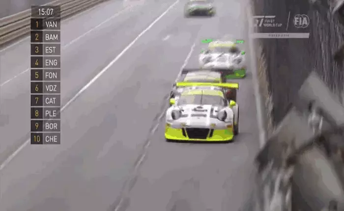 Tay đua gặp tai nạn khiến chiếc xe bay lên lộn ngược lại, vậy mà vẫn chiến thắng