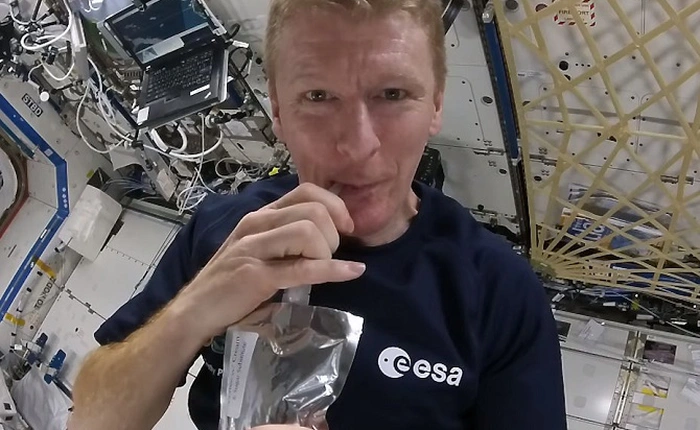 Thưởng thức cà phê trên vũ trụ như thế nào?