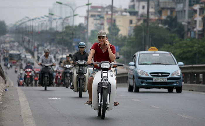 Từ 1/8, phạt tiền 'tươi' nếu đi xe máy nghe điện thoại di động