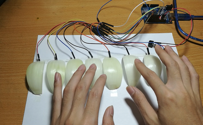 Biết chút ít về điện tử, bạn có thể tự chế một chiếc đàn Piano bằng... củ hành tây