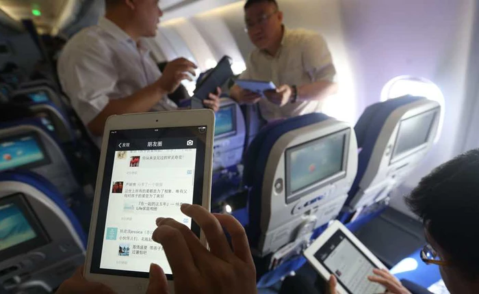Sử dụng điện thoại trên máy bay ở Trung Quốc có thể bị phạt tới 7.500 USD
