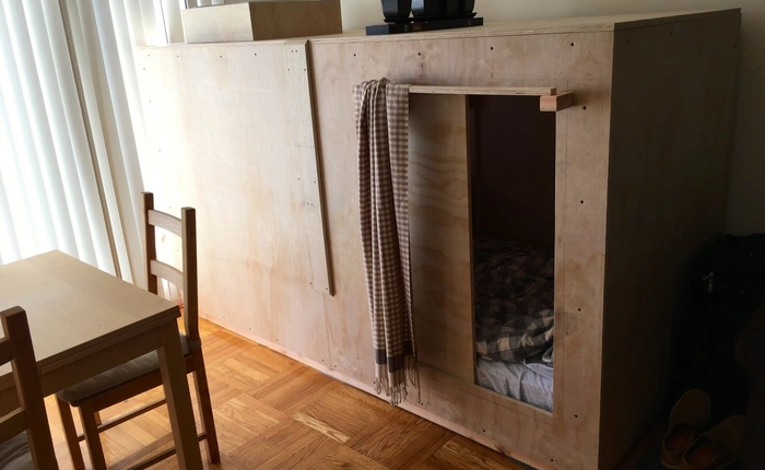 Không tìm được phòng trọ giá rẻ, anh chàng này đã tìm ra cách ở chung mà vẫn cực riêng tư