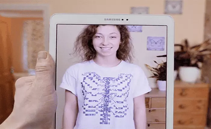 Chiếc áo phông đặc biệt cho phép bạn nhìn xuyên da thịt, thấy cả nội tạng