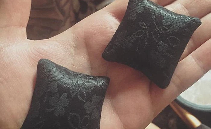 Thấy gối trên mạng giá quá rẻ, cô gái này mua ngay nhưng không ngờ đó là gối cho búp bê